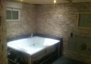 Badkamer en toilet uitgevoerd met Stoneskin en Absolute Black graniet