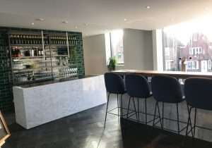 Bianco Carrara gepolijste bar bij restaurant Sukade in Meppel