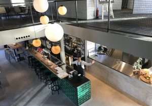 Bianco Carrara gepolijste bar bij restaurant Sukade in Meppel