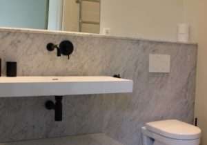 Badkamer Bianco Carrara bij B&B Bonnema op Terschelling
