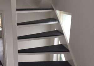 Houten trap gerenoveerd met granieten treden