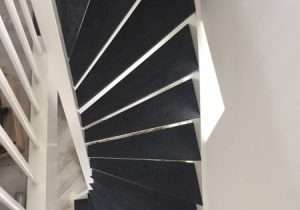 Houten trap gerenoveerd met granieten treden