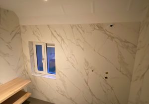 Badkamer bekleed met Neolith Calacatta silk en Barro satin