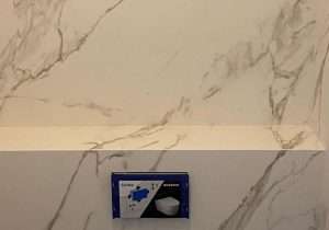 Toilet uitgevoerd in Neolith Calacatta silk en Barro satin