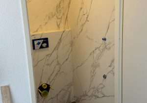 Toilet uitgevoerd in Neolith Calacatta silk en Barro satin